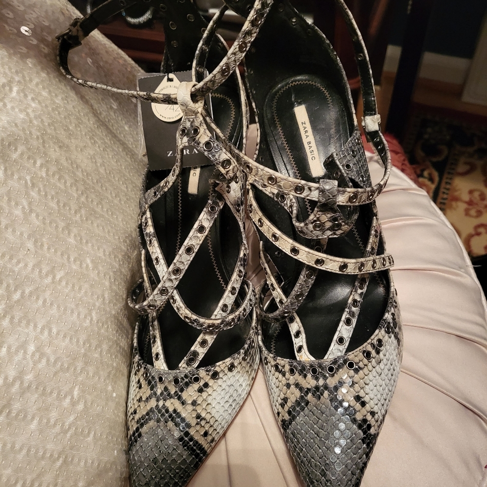 Snake-skin Print Pumps